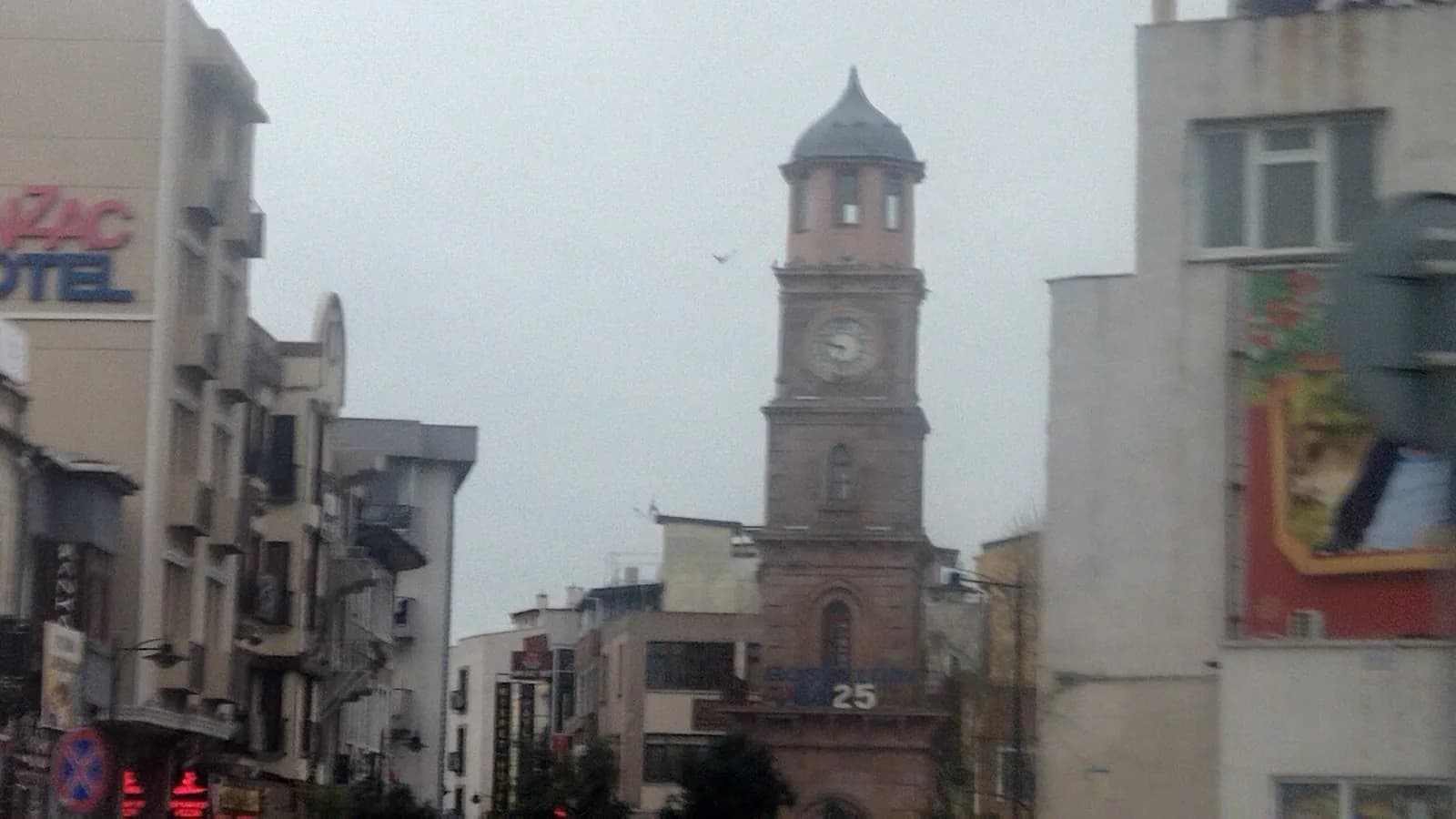 Çanakkale Boğazı'nda karşıya geçen araç feribotu ve arkada kent silueti